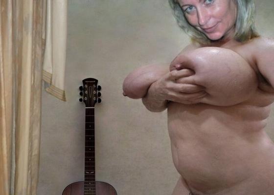 Mamá guitarrista de tetas caídas se toma una selfie