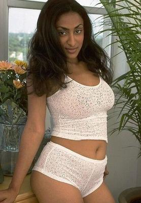 Indienne brune et pulpeuse avec des seins mûrs et suspendus