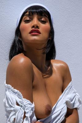 Especial de Jana - Hot Babe Angel Constance tira e aplica cremes nela