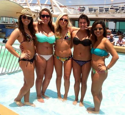 Adolescentes de biquíni / garotas de irmandade (sem legendas)