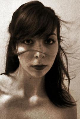 Carrie Paroaria vous montre ses jolis seins
