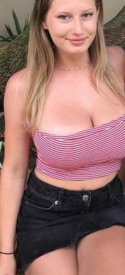 Tyler jeune blonde à gros seins