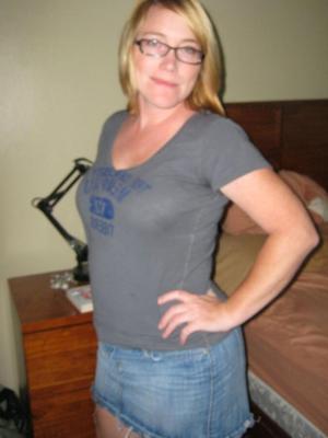 Memphis MILF Melinda - UM Tigers above, flashing her kitty below