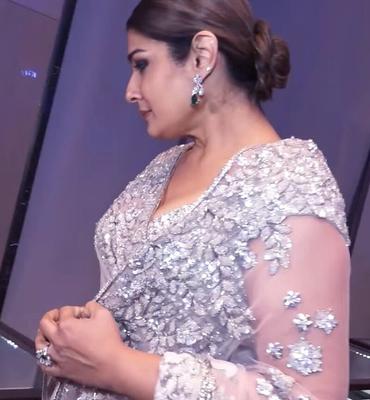 Raveena Tandon - celebridade indiana curvilínea de Bollywood arrebatadora em Saree