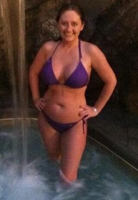 MILF Angela (Bikini, Enfermera, Tetonas)