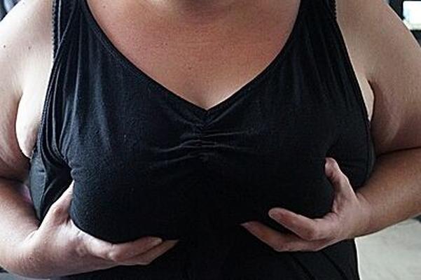 Une bonne salope com um grande par de seins