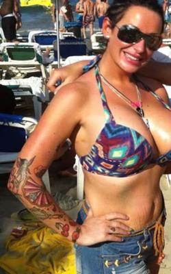 Angelique, une MILF aux seins géants conçue pour des gangbangs puissants.