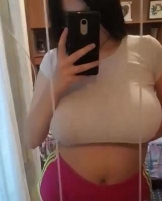 巨乳のセクシーな雌犬
