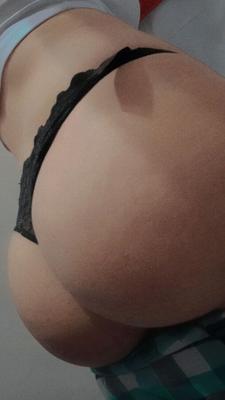 un petit cul qui s'intéresse aux hommes plus âgés