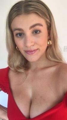 Eleanor - Loira com Peitos Enormes