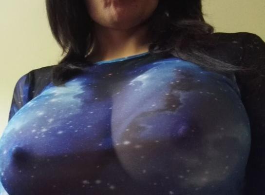 Gros seins en haut transparent sans soutien-gorge