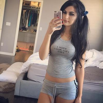 Fille de cosplay chaude Sssniperwolf