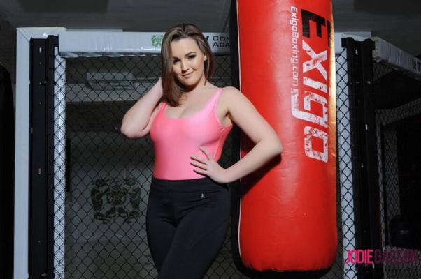 Jodie Gasson - Body rosa en el gimnasio