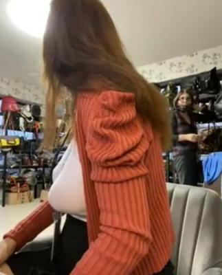 Mostrando seus peitos inchados nos mamilos no trabalho