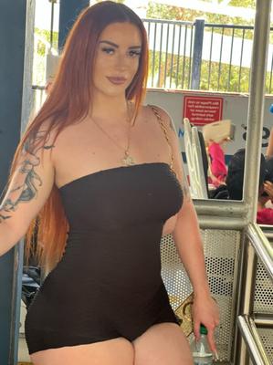 ruiva grossa com uma bunda enorme