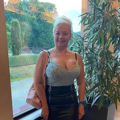 Schöne und sexy reife Frau mit Kurven