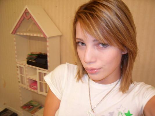 Hottie mostra um dedo atrevido para si mesma!