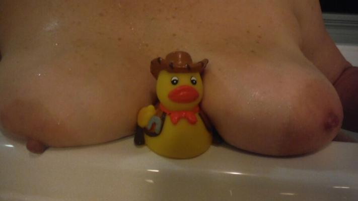 Amusement idiot avec un canard en caoutchouc. 