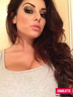 Charlotte Springer – Graues Top und rosa Dessous