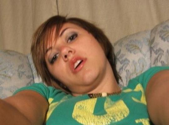 Amateur-Babe Dee enthüllt ihre großen natürlichen Brüste und posiert alleine