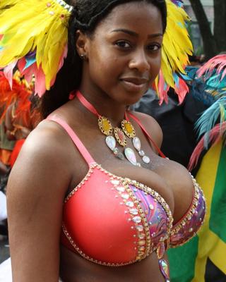 Bellezas BBW de ébano (Chicas negras tetonas en un desfile)