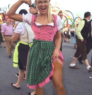 Fesche Madln im Dirndl zum Dreihundertfünft`n