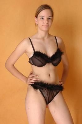 Jenny, en lencería negra