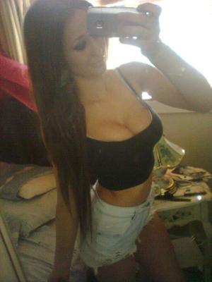 Impressionante morena adolescente com peitos perfeitos