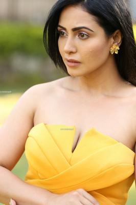 Nandini Rai - Linda diva indiana de Bollywood em vestido amarelo