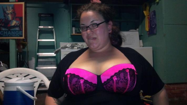 Joie Bear, alias ma fiancée aux gros seins, cumslut.