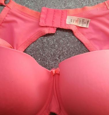 Le gros soutien-gorge rose de ma femme