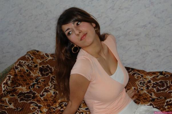 Linda garota turca com peitos grandes posando nua