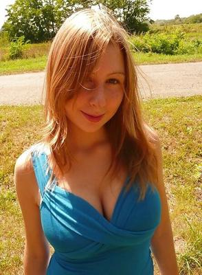 Linda pelirroja con grandes tetas