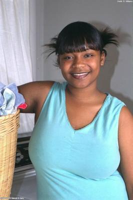 La sexy Mary es tan jodidamente caliente lavando la ropa