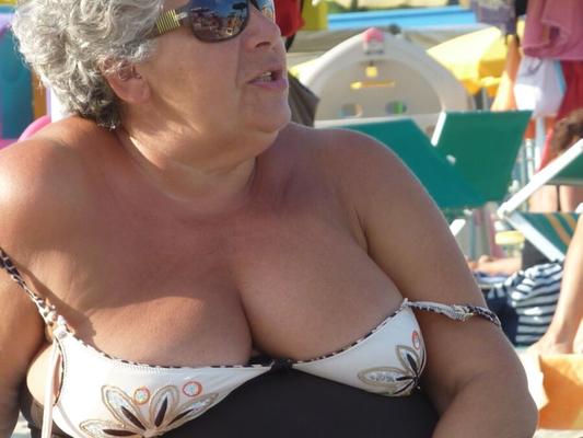 abuelas en la playa