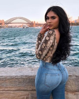 maria perez - latina colombiana con curvas apretadas - tetas grandes