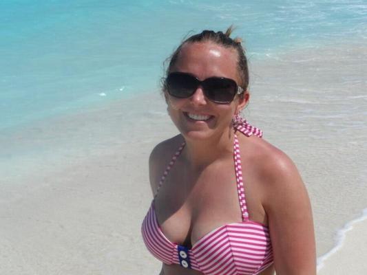 Quelqu'un pourrait-il la mettre seins nus s'il vous plaît