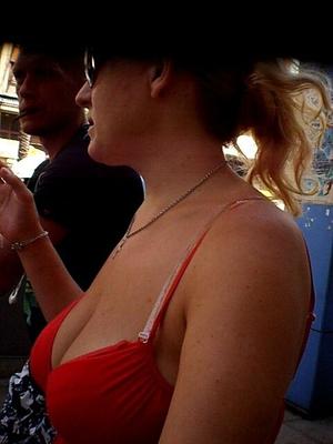 MÈRE DE RUE BUSTY EN ROUGE