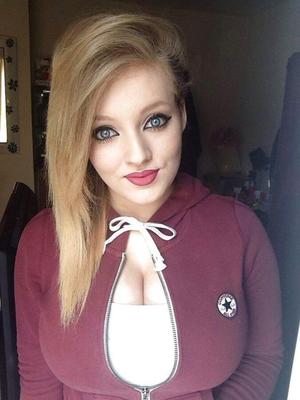 LARISSA ADAMS / SOPHIE BEXX Peitos grandes, peitos SELFIE QUEEN