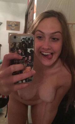 Sehen Sie, wie KAITLYNN GILL sich bloßstellt