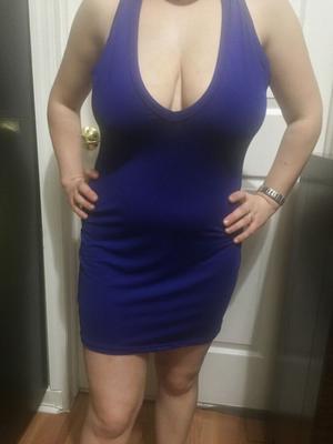 Femme timide aux gros seins