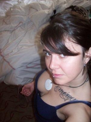 Süße sexy Hausfrau, die allen ihre Schlampenseite zeigt