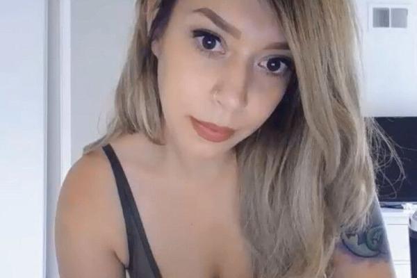 Tattoed Emo Teen mostra seu minúsculo buraco de boceta e ação excêntrica