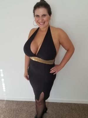 Niña pequeña con grandes tetas