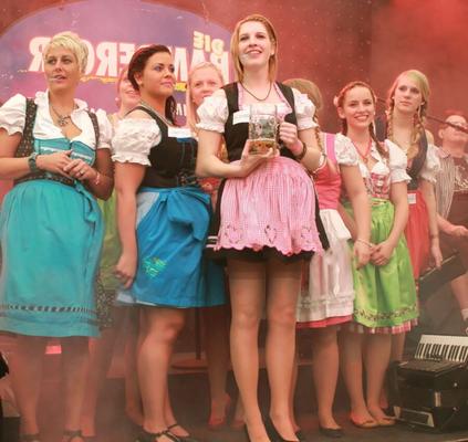 Fesche Madln im Dirndl zum Dreihundertfünfundviersi gst`n