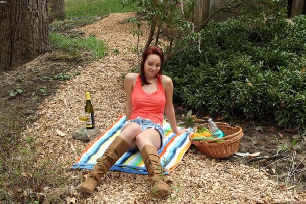 Hayden Winters allein im Wald mit einer Flasche Wein