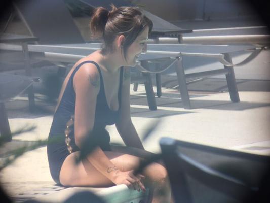 MILF aux gros seins avec des seins énormes à la piscine - conte original de creepshot