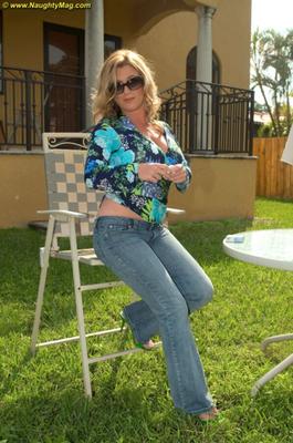 Samantha Lee - Consolador al aire libre