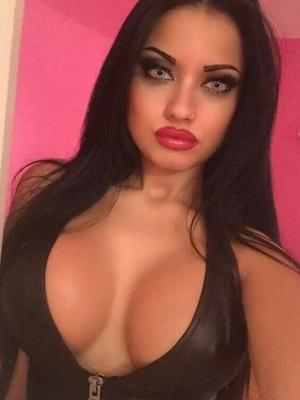 Türkische Bimbofotze mit fetten Titten
