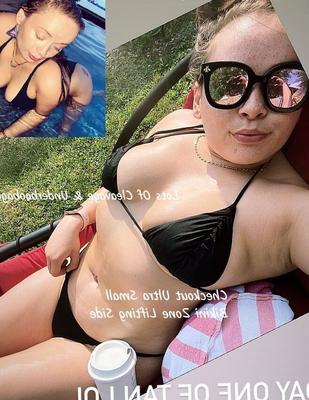 Jessie Thong adolescente trabalha em alguns biquínis endurecedores de pau